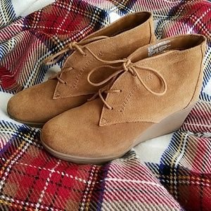 White Mountain Heeled Suede Boots